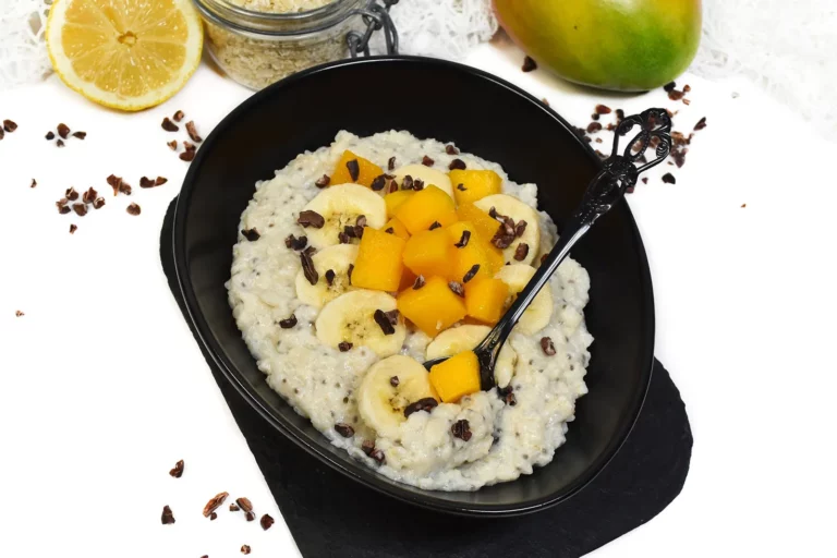 Reisflocken Porridge mit Mango und Banane-Servieren-ballesworld