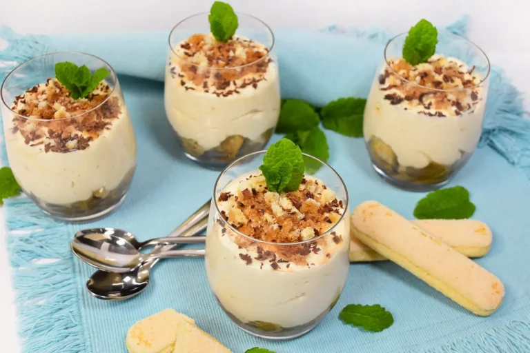 Tiramisu im Glas mit Cappuccino-Creme-Servieren-ballesworld