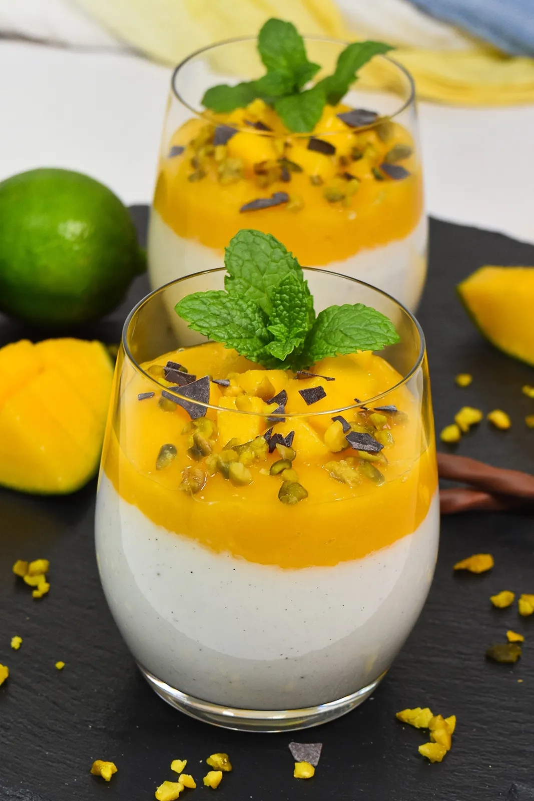 Griechischer Joghurt mit Mango Mousse-Dessert im Glas-ballesworld