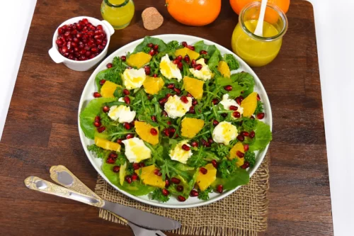 Orangen-Mozzarella-Salat mit Granatapfel-Servieren-ballesworld