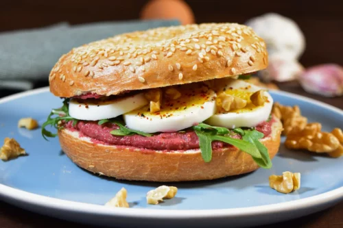 Rote Bete Bagel mit Ei und Rucola-Servieren-ballesworld