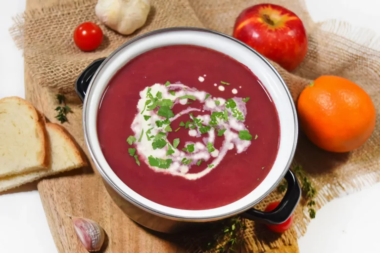 Rotkohl Creme-Suppe-Servieren-ballesworld