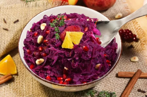 Rotkohl mit Granatapfel und Orange-Servieren-ballesworld