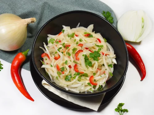 Zwiebelsalat mit süß-säuerlichem Dressing-Rezept-ballesworld