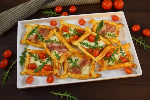 Knusprige Blätterteig Mini-Pizzen-Servieren-ballesworld