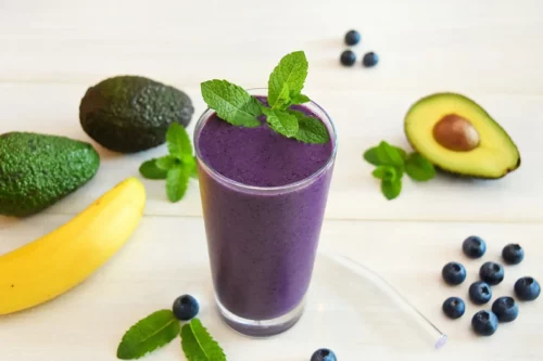 Avocado-Blaubeere Smoothie-Servieren-ballesworld