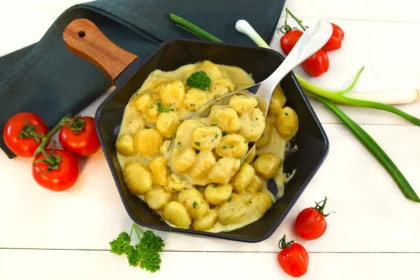 Gnocchi in Senfsahne aus der Heißluftfritteuse-Servieren-ballesworld