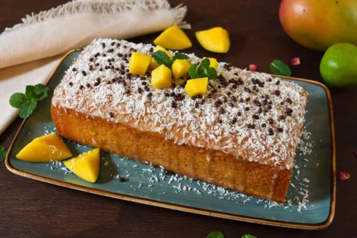 Saftiger Mango-Kuchen mit Kokosnote-Servieren-ballesworld