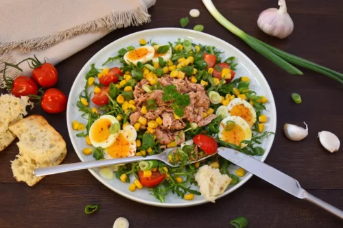 Rucola-Thunfisch-Salat mit Ei und Mais-Servieren-ballesworld