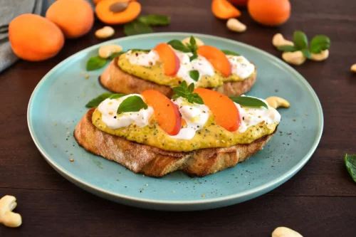 Burrata-Bruschetta mit Aprikosen Pesto-Servieren-ballesworld