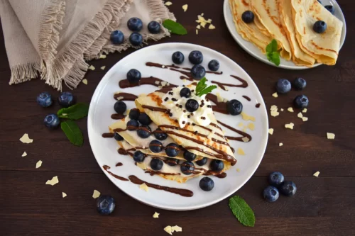 Pfannkuchen mit frischen Heidelbeeren-Servieren-ballesworld