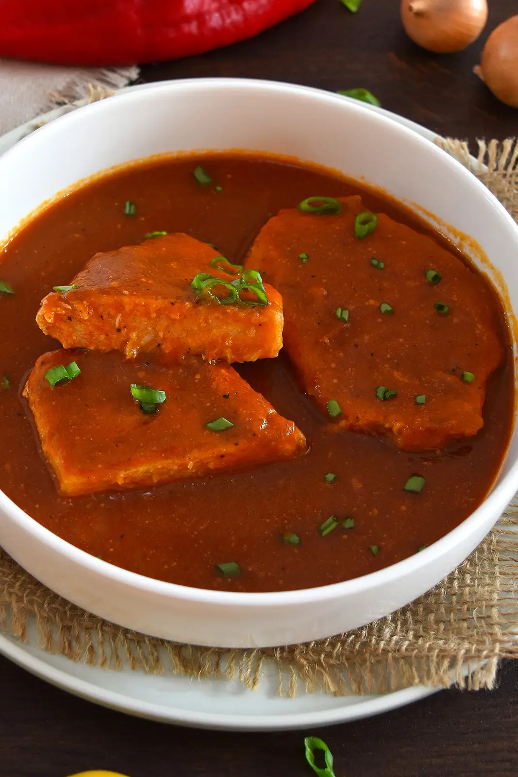 Saftige Koteletts in Paprika-Zwiebel-Soße-Aus der Pfanne-ballesworld