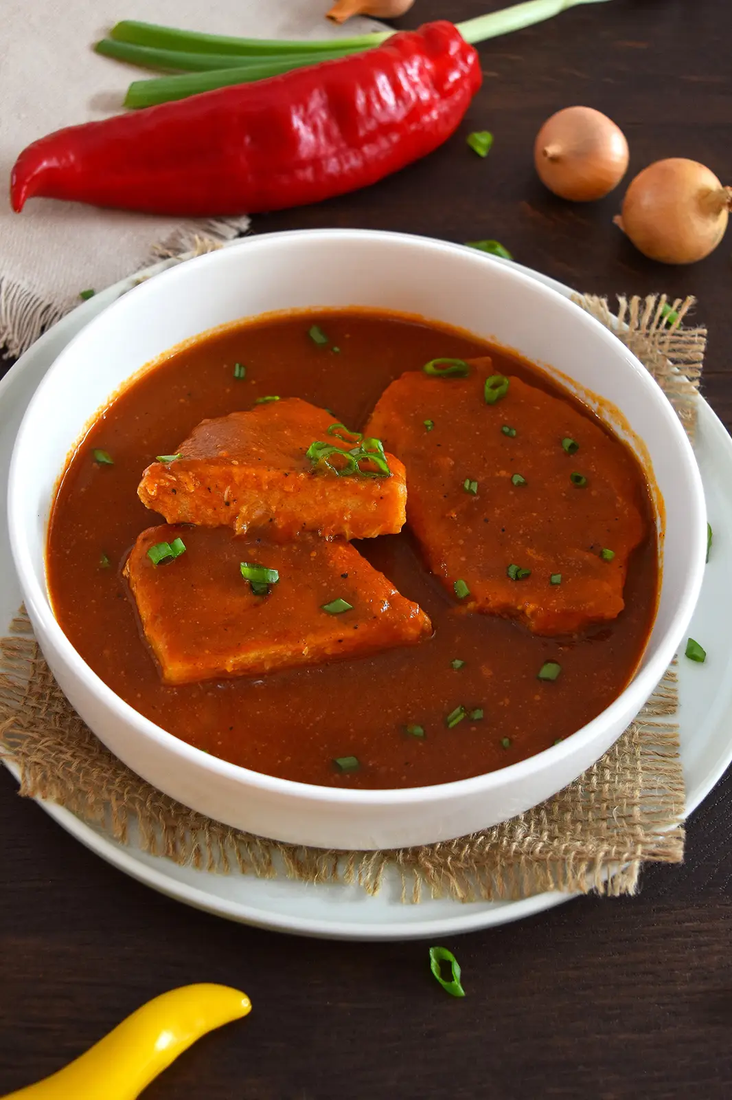 Saftige Koteletts in Paprika-Zwiebel-Soße-Fleischgerichte-ballesworld