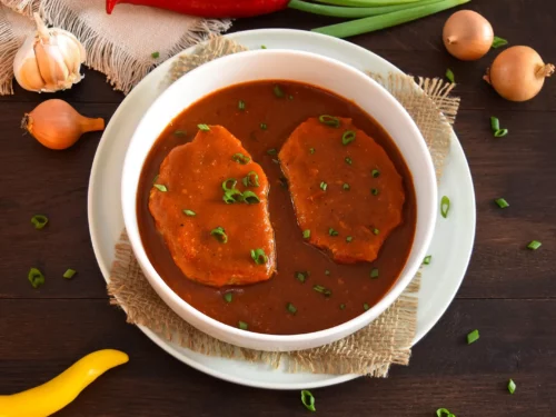 Saftige Koteletts in Paprika-Zwiebel-Soße-Rezept-ballesworld