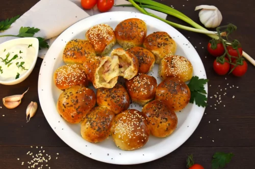 Gefüllte Snack-Brötchen aus der Heißluftfritteuse-Anrichten-ballesworld