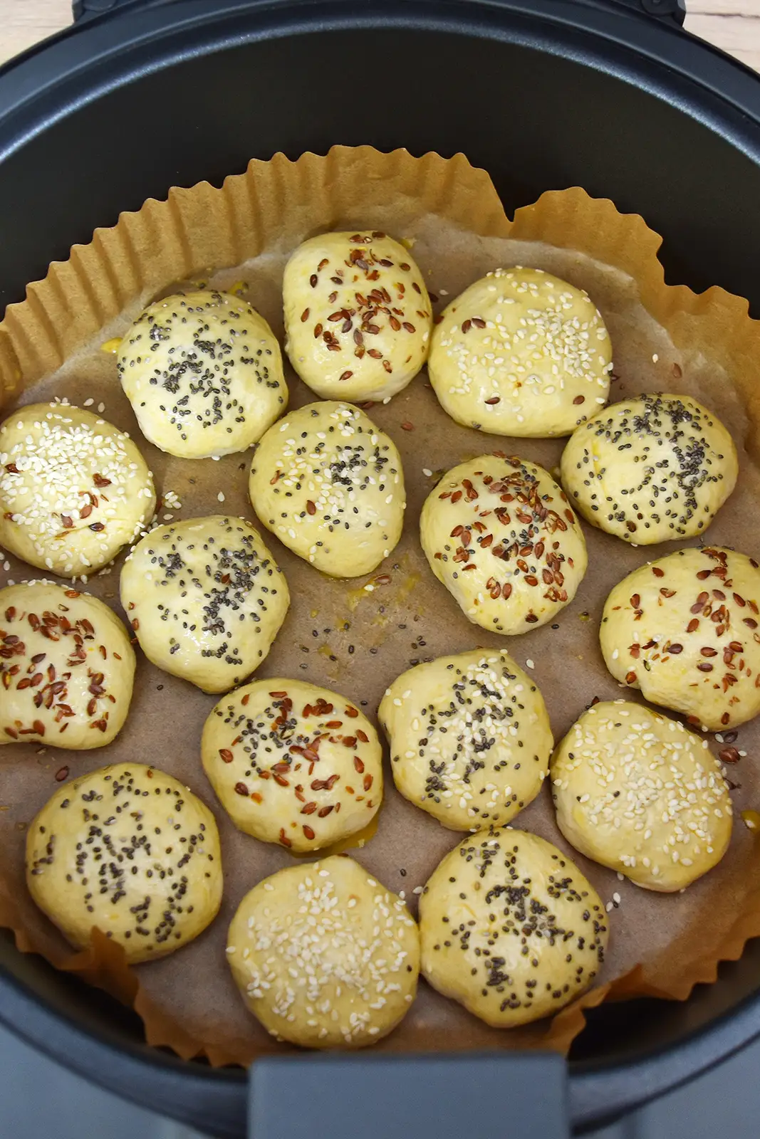 Gefüllte Snack-Brötchen aus der Heißluftfritteuse-Backen-ballesworld