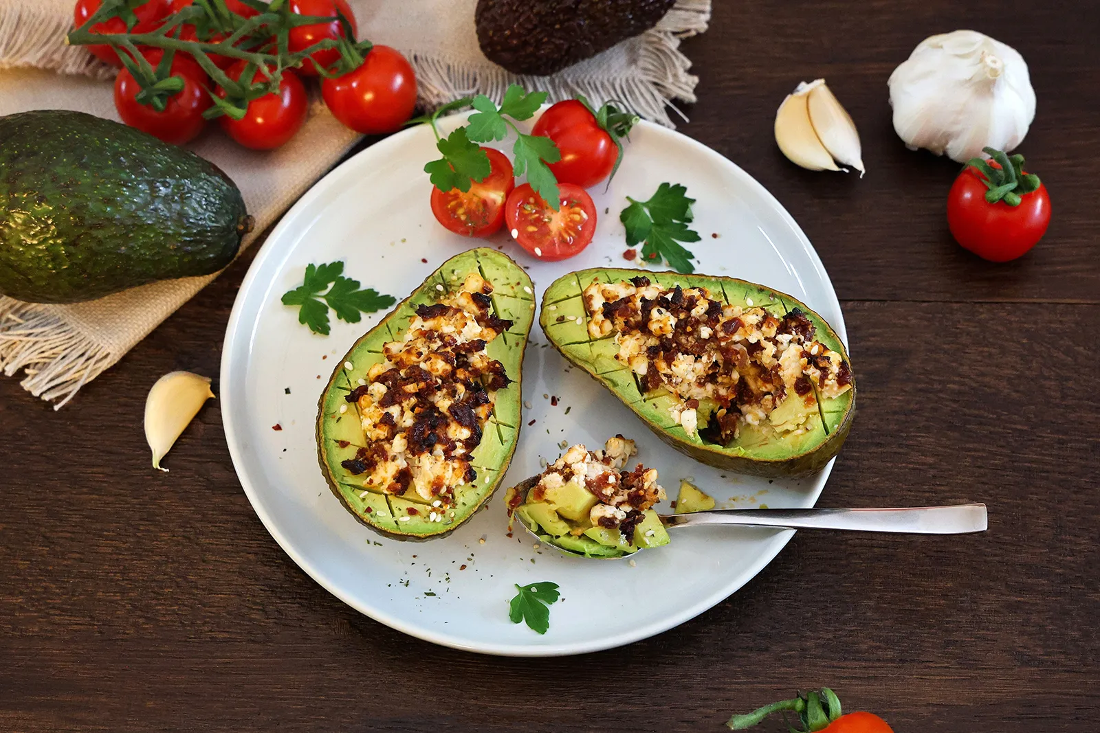 Gefüllte Avocado aus der Heißluftfritteuse-Anrichten-ballesworld
