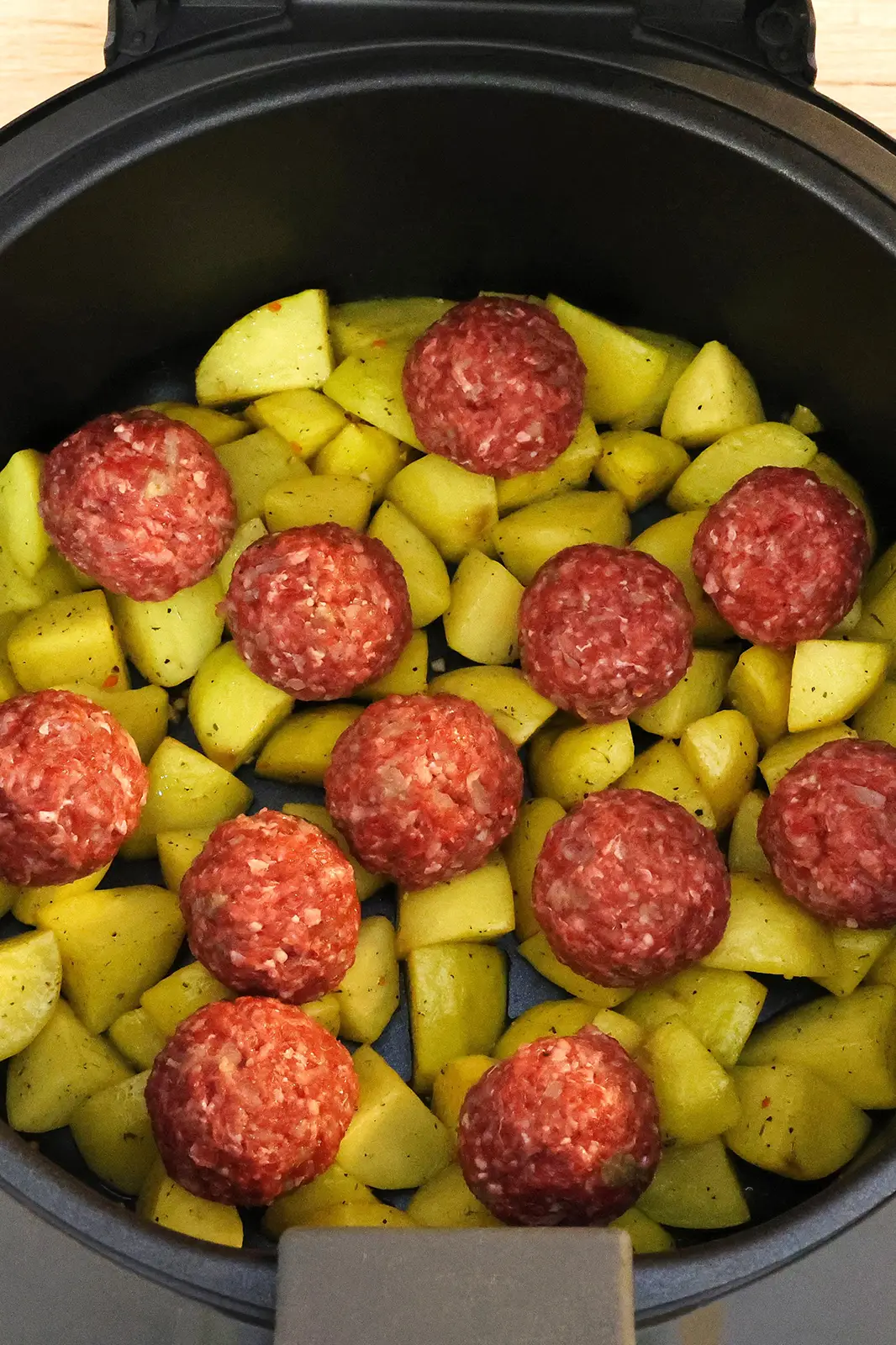 Kartoffeln mit Hackbällchen aus der Heißluftfritteuse-Frittieren-ballesworld