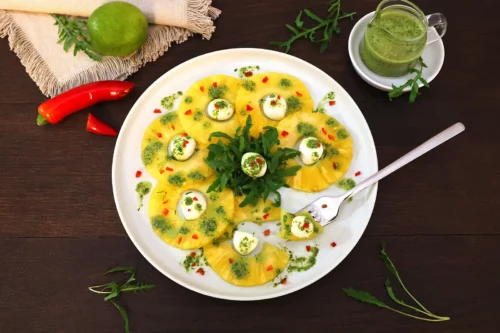 Ananas Carpaccio mit Rucola Dressing-Anrichten-ballesworld