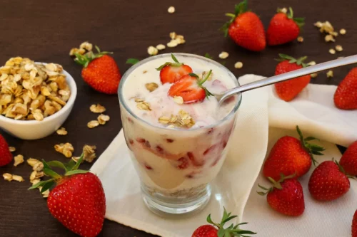 Griechischer Joghurt mit Erdbeeren und Granola-Anrichten-ballesworld
