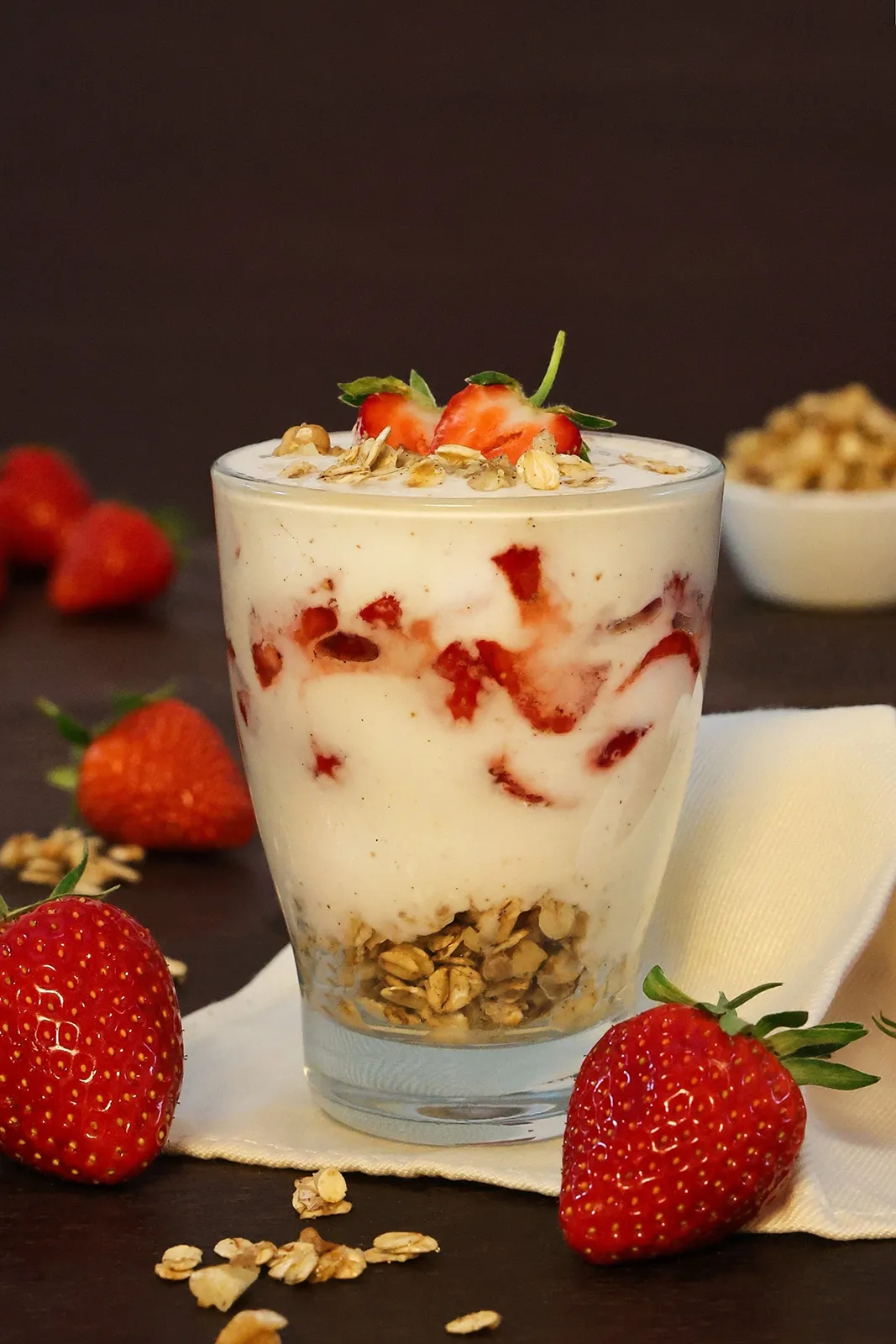 Griechischer Joghurt mit Erdbeeren und Granola-Dessert-ballesworld