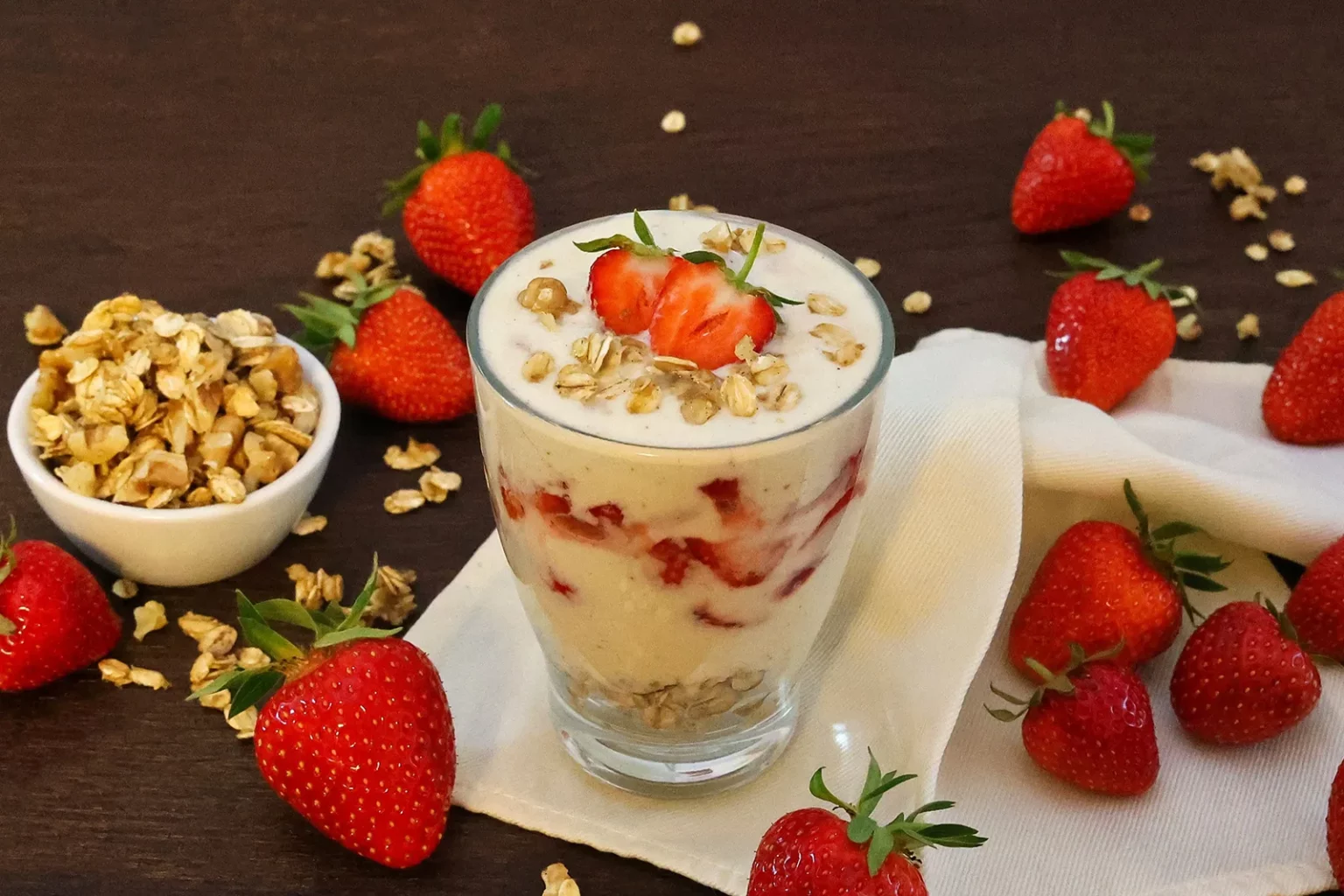 Griechischer Joghurt mit Erdbeeren und Granola-Rezept-ballesworld
