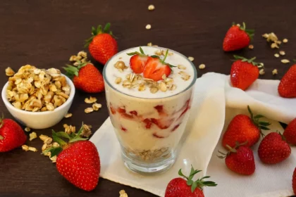 Griechischer Joghurt mit Erdbeeren und Granola-Rezept-ballesworld