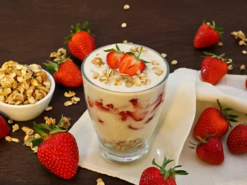 Griechischer Joghurt mit Erdbeeren und Granola-Rezept-ballesworld