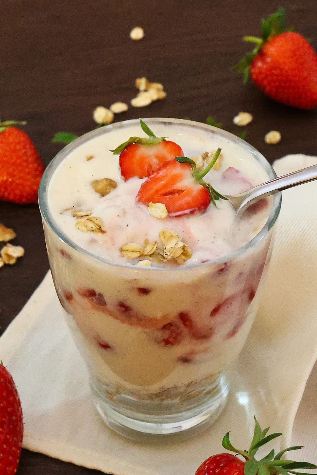 Griechischer Joghurt mit Erdbeeren und Granola-Schichtdessert-ballesworld