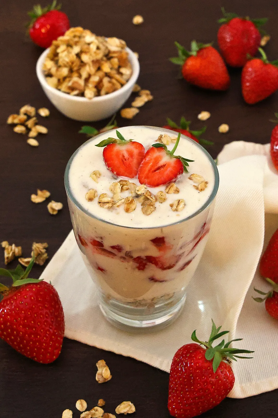 Griechischer Joghurt mit Erdbeeren und Granola-Sommer Dessert-ballesworld