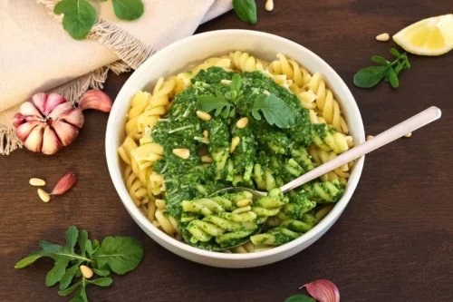 Nudeln mit grünem Pesto-Anrichten-ballesworld