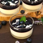 Panna Cotta mit weißer Schokolade und Blaubeersoße-Rezept-ballesworld