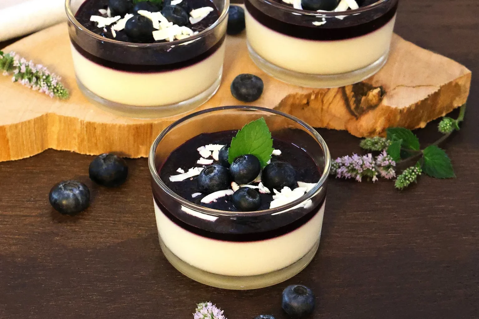 Panna Cotta mit weißer Schokolade und Blaubeersoße-Rezept-ballesworld