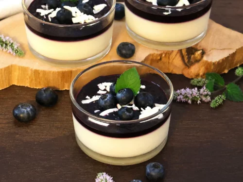 Panna Cotta mit weißer Schokolade und Blaubeersoße-Rezept-ballesworld