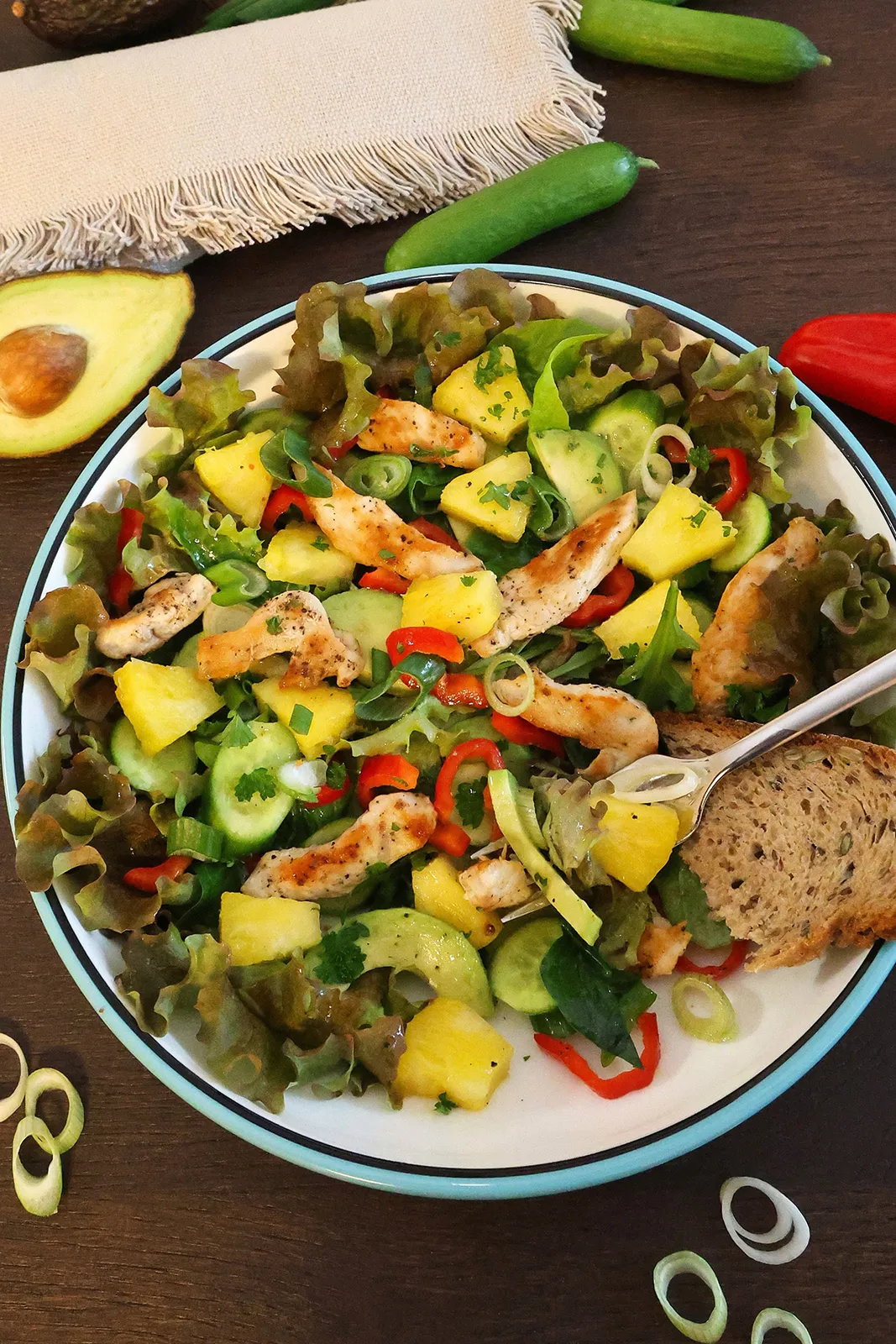 Ananas-Salat mit Hähnchen und Avocado-Hauptgericht-ballesworld