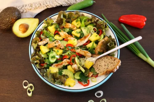 Ananas-Salat mit Hähnchen und Avocado-Servieren-ballesworld