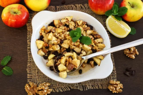 Apfel Rosinen Dessert aus der Heißluftfritteuse-Servieren-ballesworld