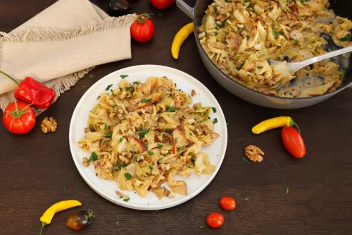 Cremiger Spitzkohl mit Honig-Senf-Knusper-Servieren-ballesworld