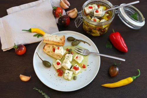 Eingelegter Feta mit Kapern und Chili-Anrichten-ballesworld