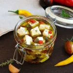 Eingelegter Feta mit Kapern und Chili-Rezept-ballesworld