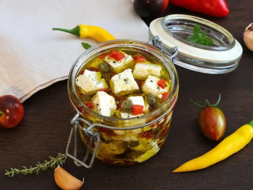 Eingelegter Feta mit Kapern und Chili-Rezept-ballesworld