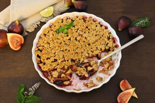 Feigen-Crumble mit Mandeln und Haferflocken-Anrichten-ballesworld