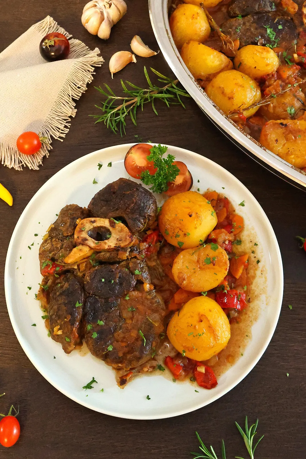Geschmorte Rinderbeinscheiben mit Kartoffeln aus dem Ofen-Mittagessen-ballesworld