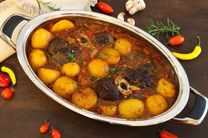 Geschmorte Rinderbeinscheiben mit Kartoffeln aus dem Ofen-Rezept-ballesworld