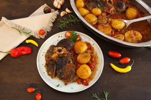 Geschmorte Rinderbeinscheiben mit Kartoffeln aus dem Ofen-Servieren-ballesworld