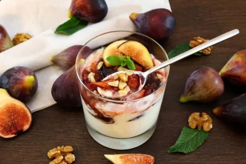 Griechischer Joghurt mit karamellisierten Feigen-Anrichten-ballesworld