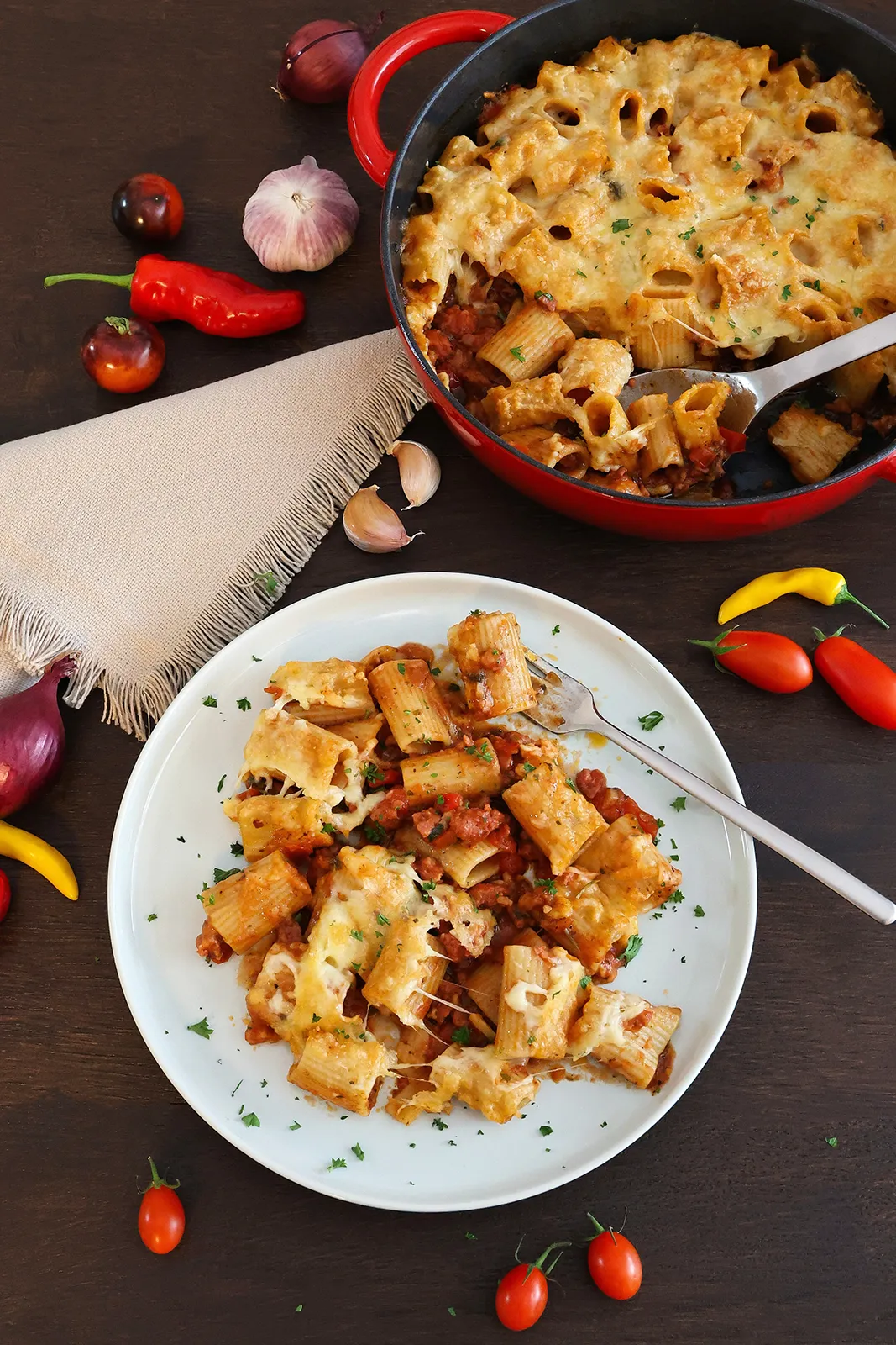 Mediterraner Salsiccia-Nudel-Auflauf-Hauptgericht-ballesworld