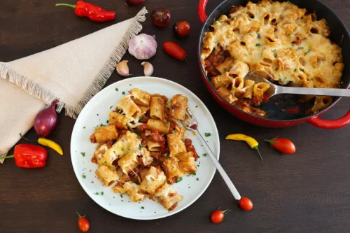 Mediterraner Salsiccia-Nudel-Auflauf-Servieren-ballesworld