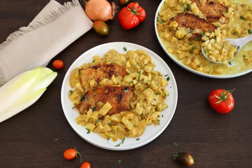 Schweinesteak mit Chicorée-Apfel-Soße-Servieren-ballesworld